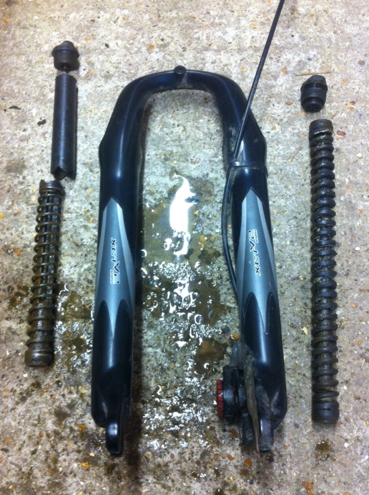 Specialized Hardrock with SR suntour XCT V2 front fork. Lower section removed, seen here alongside the springs from the upper section.